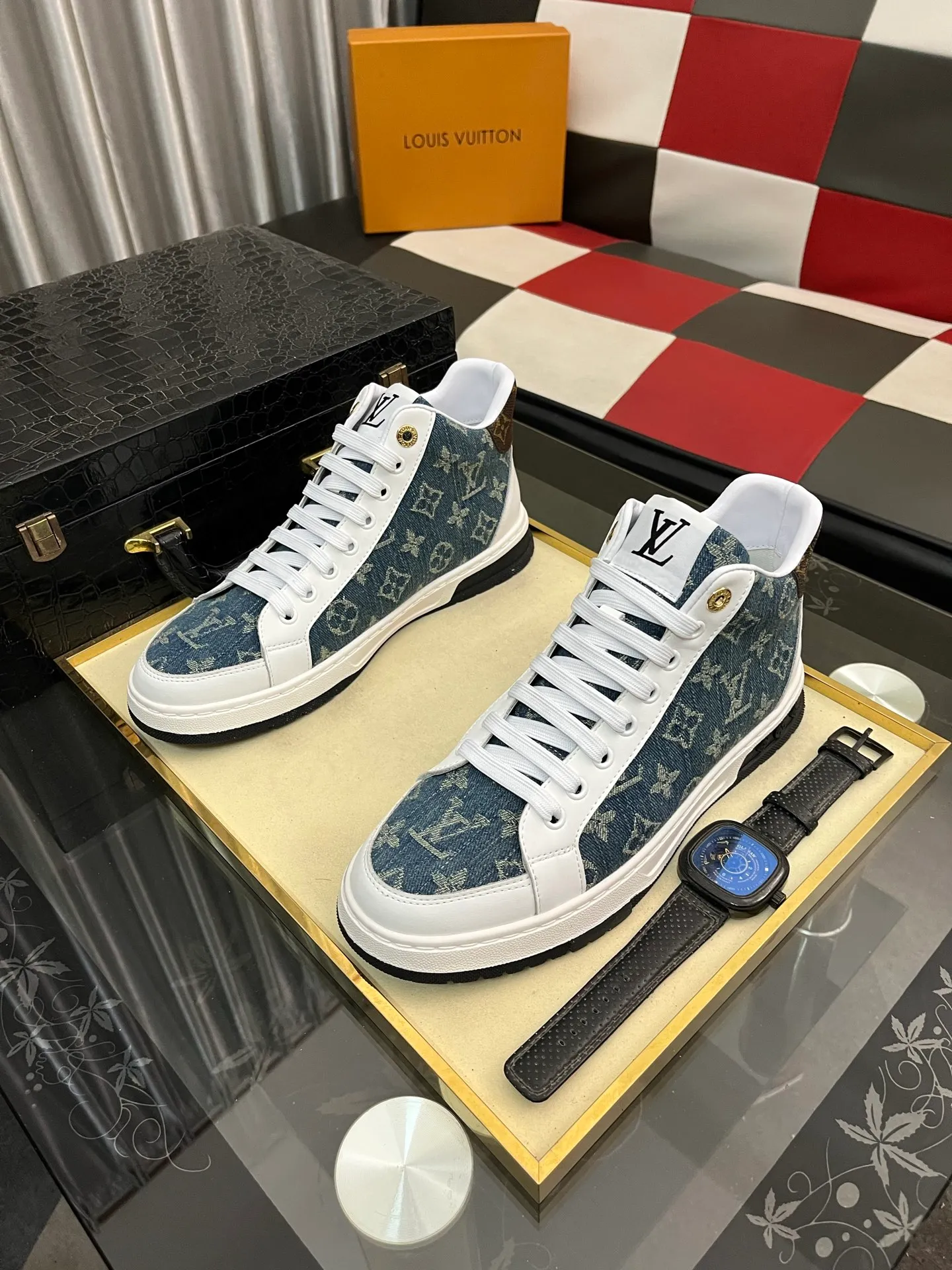 Men's shoes 💰420⌚️⌚️《Louis vuitton/LV Louis Vuitton》original quality.~ Unique modern style sneakers. 🏃A must-have casual shoe for trendy men😍😍 Original brand imported from Italy, imported original leather, cowhide lining (refuses to discolor and grind feet) sole: original sole provided by the original factory, French lazy style design ⚠️Fit to the feet, original quality, super comfortable original sole. Code number: 38-442️⃣Colors available